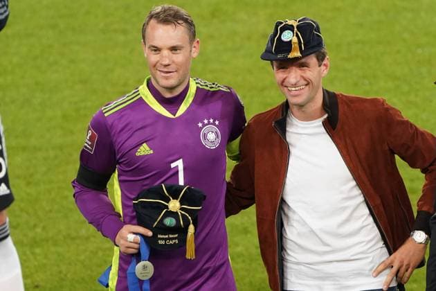 Bilder des Jahres 2021, Sport 09 September Sport Themen der Woche KW35 Sport Bilder des Tages Torwart Goalie Manuel Neuer (Deutschland Germany) und Thomas Mueller (Deutschland Germany) werden für 100 Länderspiele geehrt - Stuttgart 05.09.2021: Deutschland vs. Armenien, Mercedes-Benz Arena Stuttgart *** Goalkeeper Goalie Manuel Neuer Germany Germany and Thomas Mueller Germany Germany are honoured for 100 international matches Stuttgart 05 09 2021 Germany vs Armenia, Mercedes Benz Arena Stuttgart