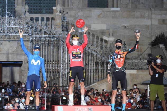 Radsport, Vuelta a Espana, Siegerehrung in Santiago de Compostela 05-09-2021 Vuelta A Espana; Tappa 21 Padron - Santiago De Compostela; 2021, Jumbo - Visma; 2021, Movistar; 2021, Bahrain - Victorious; Roglic, Primoz; Mas, Enric; Haig, Jack; Santiago De Compostela; 