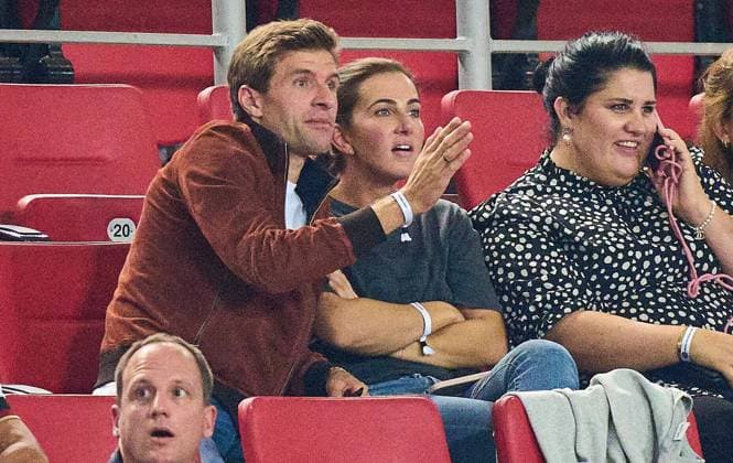 Thomas Müller, Mueller, DFB 25 Lisa, wife of Thomas Mueller, on the honor tribune, tribunes, honorary guests, celebrities, VIP, in the match GERMANY - ARMENIA Qualification for World Championships 2022, WM Quali, Season 2021 2022, Sept 5, 2021 in Stuttgart, Germany. (Armenien)
