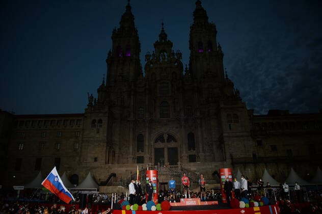 Radsport, Vuelta a Espana, Siegerehrung in Santiago de Compostela 05-09-2021 Vuelta A Espana; Tappa 21 Padron - Santiago De Compostela; 2021, Jumbo - Visma; 2021, Movistar; 2021, Bahrain - Victorious; Roglic, Primoz; Mas, Enric; Haig, Jack; Santiago De Compostela; 