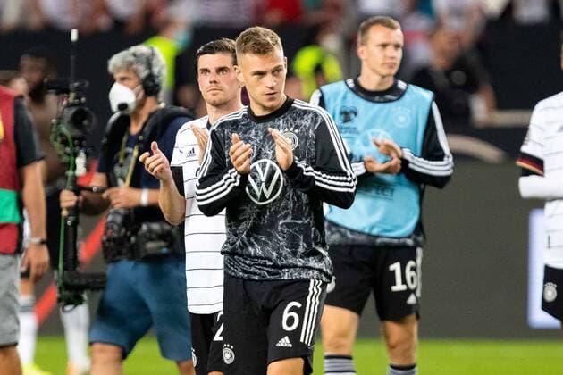 Final score 6 0 for Germany The team is celebrated by the fans Joshua Kimmich Germany 06 GER, World Cup Qualification Germany vs Armenia in Stuttgart Mercedes Benz Arena, 05 09 2021, DFB DFL REGULATIONS PROHIBIT ANY USE OF PHOTOGRAPHS AS IMAGE SEQUENCES AND OR QUASI VIDEO World Cup Qualification 2021, Germany vs Armenia Stuttgart Copyright: xEibner-Pressefoto RogerxBuerkex EP_EER