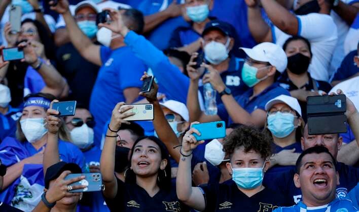 Fußball, WM Quali, El Salvador - Honduras El Salvador fans attend today, during a match for the qualifying rounds for the Qatar 2022 World Cup, at the Cuscatlan stadium in San Salvador, El Salvador 5 September 2021. El Salvador - Honduras !ACHTUNG: NUR REDAKTIONELLE NUTZUNG!  Copyright: xRodrigoxSurax AME2555 20210906-8edcc6e128a04aaea4707a490d6b5dd965d952fd
