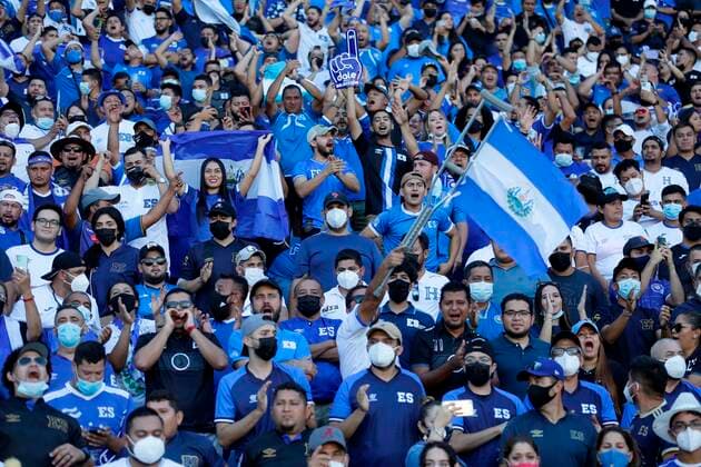 Fußball, WM Quali, El Salvador - Honduras El Salvador fans attend today, during a match for the qualifying rounds for the Qatar 2022 World Cup, at the Cuscatlan stadium in San Salvador, El Salvador 5 September 2021. El Salvador - Honduras !ACHTUNG: NUR REDAKTIONELLE NUTZUNG!  Copyright: xRodrigoxSurax AME2553 20210906-40710451d88d960de38be72181e7842283d1ad13