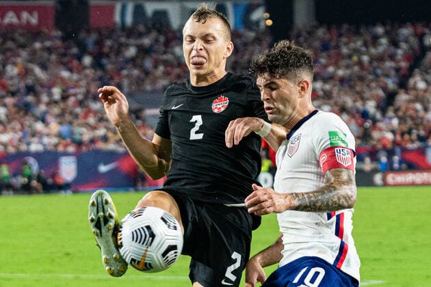 Canada defender Alistair Johnston (2) clears the ball away from United States forward Christian Pulisic (10) during the FIFA World Cup, WM, Weltmeisterschaft, Fussball Qualifier International Soccer match between Canada and the United States at Nissan Stadium on September 5, 2021 in Nashville, TN. CSM Nashville United States of America - ZUMAc04_ 20210905_zaf_c04_041 Copyright: xJacobxKupfermanx