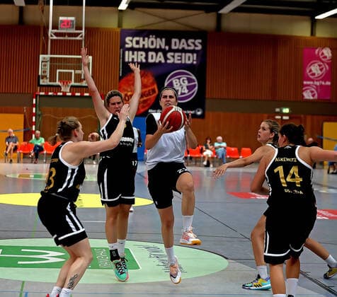 GSD zje123 DBBL Basketball Bundesliga Womens Test Match Medical Instinct Violets BG74 USV Jena Göttingens Ruzica Dzankic on the ball against Jenas Anna Metzdorf left