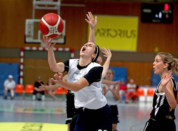 GSD zje123 DBBL Basketball Bundesliga Womens Test Match Medical Instinct Violets BG74 USV Jena Göttingens Ruzica Dzankic on the ball against Jenas Jill Brand