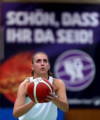 GSD zje123 DBBL Basketball Bundesliga Womens Test Match Medical Instinct Violets BG74 USV Jena Göttingens Marie Reichert on the ball against Jenas