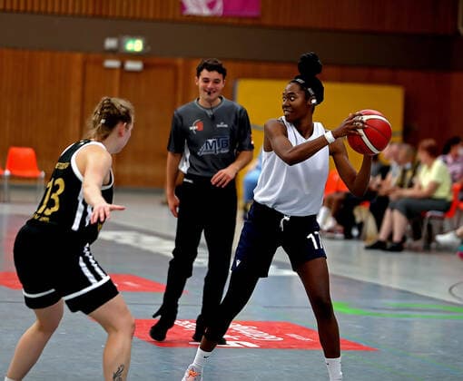 GSD zje123 DBBL Basketball Bundesliga Womens Test Match Medical Instinct Violets BG74 USV Jena Göttingens Morgan Pulling on the ball against Jenas Anna Metzdorf