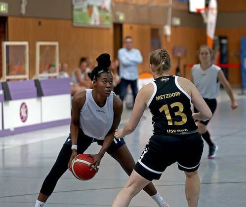 GSD zje123 DBBL Basketball Bundesliga Womens Test Match Medical Instinct Violets BG74 USV Jena Göttingens Morgan Pulling on the ball against Jenas Anna Metzdorf