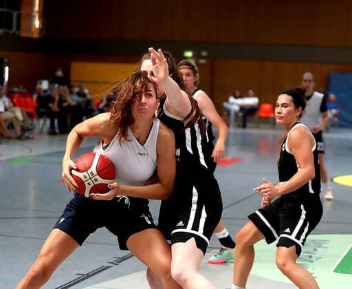 GSD zje123 DBBL Basketball Bundesliga Womens Test Match Medical Instinct Violets BG74 USV Jena Göttingens Marie Reichert on the ball against Jenas Vanessa Kajan