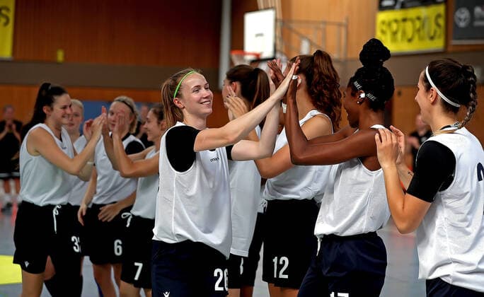 GSD zje123 DBBL Basketball Bundesliga Womens Test Match Medical Instinct Violets BG74 USV Jena Göttingens Lena Wenke with Team