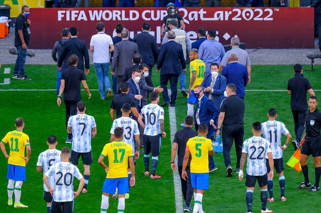 Bilder des Jahres 2021, Sport 09 September Sport Themen der Woche KW36 Fußball, WM Quali, Brasilien - Argentinien, Gesundheitsbehörde sorgt wegen Corona für Spielabbruch (210906) -- SAO PAULO, Sept. 6, 2021 -- Image provided by Agencia Estado shows that players of Argentina and Brazil argue with members of the Brazilian Health Regulatory Agency during the South American soccer qualifiers for the FIFA World Cup, WM, Weltmeisterschaft, Fussball Qatar 2022 in Sao Paulo, Brazil, on Sept. 5, 2021. (Marcello Zambrana AGIF AGENCIA ESTADO via Xinhua) (rtg) (ra) (da) ***BRAZIL OUT*** (SP)BRAZIL-SAO PAULO-FIFA WORLD CUP QATAR 2022-QUALIFIERS-BRAZIL VS ARGENTINA e AgenciaxEstado 