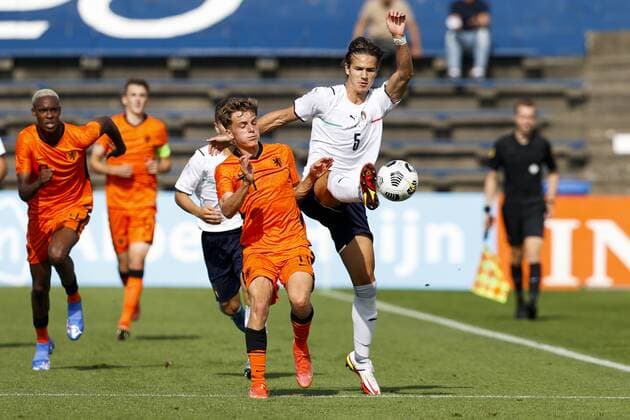Katwijk , 06-09-2021 , Sportpark Nieuw Zuid , friendly match between Netherlands U19 and Italy U19 , (L-R) Netherland U19 player Gyan de Regt and Itally U19 player Davide Ghilardi Netherlands U19 - Italy U19  x13328275x Copyright: