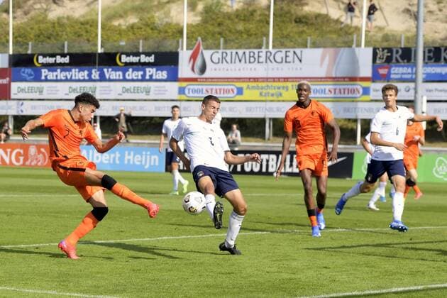 KATWIJK Samir Lagsir of Netherlands U19 scores but is sidelined during the friendly match between Netherlands U19 and Italy U19 at Sportpark Nieuw Zuid on September 6, 2021 in Katwijk, Netherlands ANP HH Friendly match 2021 2022 xVIxANPxSportx xGerritxvanxKeulenxIVx 436975481