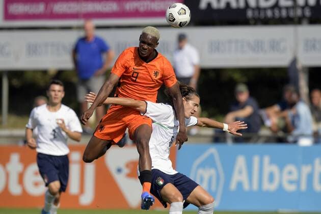 KATWIJK lr Emanuel Emegha of Netherlands U19, Daniele Ghilardi of Italy U19 during the friendly match between Netherlands U19 and Italy U19 at Sportpark Nieuw Zuid on September 6, 2021 in Katwijk, Netherlands ANP HH Friendly match 2021 2022 xVIxANPxSportx xGerritxvanxKeulenxIVxx 436978808