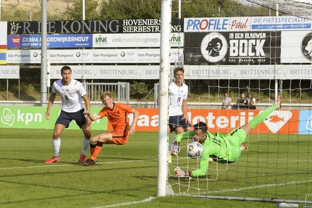 KATWIJK Diego Coppola of Italy U19 scores lr Diego Coppola of Italy U19, Jurre van Aken of Netherlands U19, Tommaso Mancini of Italy U19, goalkeeper Tristian van den Heuvel of Netherlands U19 during the friendly match between Netherlands U19 and Italy U19 at Sportpark Nieuw Zuid on September 6, 2021 in Katwijk, Netherlands ANP HH Friendly match 2021 2022 xVIxANPxSportx xGerritxvanxKeulenxIVx 436978929