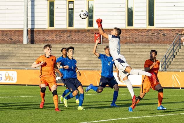 s-GRAVENZANDE, Netherlands, 06-09-2021, season 2021 2022, during the friendly match Netherlands U18 - Italy U18, safe Italy goalkeeper Davide Mastroantonioi Netherlands U18 - Italy U18  x13331038x Copyright:
