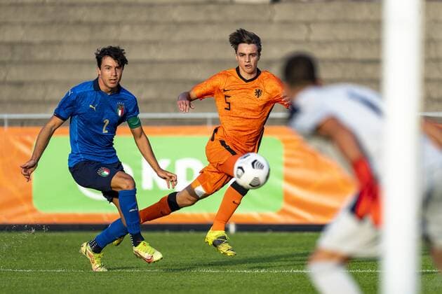 s-GRAVENZANDE, Netherlands, 06-09-2021, season 2021 2022, during the friendly match Netherlands U18 - Italy U18, Netherlands player Koen Jansen, (R), Italy player Flippo Missori (L) Netherlands U18 - Italy U18  x13331051x Copyright:
