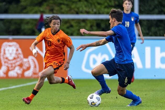s-GRAVENZANDE, Netherlands, 06-09-2021, season 2021 2022, during the friendly match Netherlands U18 - Italy U18, Netherlands player Jamal Gonzaga (L), Italy player Lacopo Regonesi (R) Netherlands U18 - Italy U18  x13331183x Copyright: