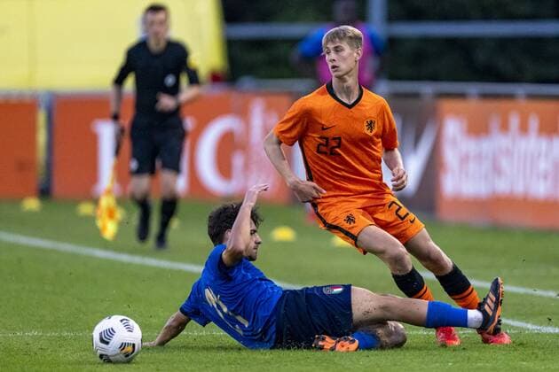 s-GRAVENZANDE, Netherlands, 06-09-2021, season 2021 2022, during the friendly match Netherlands U18 - Italy U18, Italy player Luis Hasa (L), Netherlands player Dave Kwakman (R) Netherlands U18 - Italy U18  x13333384x Copyright: