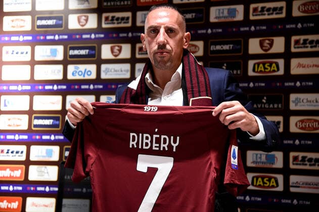 Sport Bilder des Tages Franck Ribery Signs With Salernitana Franck Ribery shows his new shirt of US Salernitana 1919 during the press conference, PK, Pressekonferenz to introduce Franck Ribery as new player of US Salernitana 1919 at Caffe Motta, Salerno, Italy on 6 September 2021. Salerno Salerno Italy maffia-franckri210906_npbWA  Copyright: xGiuseppexMaffiax
