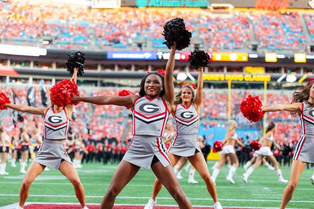 September 4, 2021: Georgia Bulldogs Cheerleaders perform with the Marching Band before the 2021 Duke s Mayo Classic at Bank of America Stadium in Charlotte, NC. ( Cal Media) Charlotte United States - ZUMAc04_ 20210904_zaf_c04_1488 Copyright: xScottxKinserx