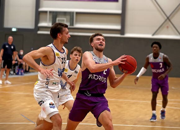 GSD zje123 BBL Easy Ctredit Basketball Season 2021 22 Test Match BG Göttingen Okapi Aalst Göttingens Jake Toolson on the ball gegem Aalst Dorian Marchant.