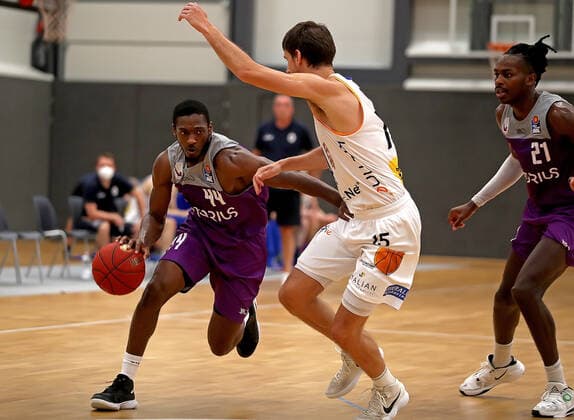GSD zje123 BBL Easy Ctredit Basketball Season 2021 22 Test Match BG Göttingen Okapi Aalst Göttingens Kamar Baldwin on the ball gegem Aalst Dorian Marchant.