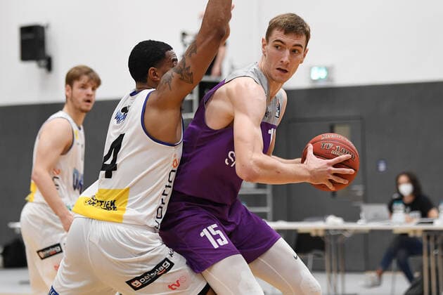 BG Göttingen Okapi BC Aalst 07 09 2021, Basketball Bundesliga, 2021 2022 season, preparation, BG Göttingen Okapi BC Aalst Göttingens Philipp Hartwich r plays against Deontae Hawkins Göttingen Lower Saxony Germany