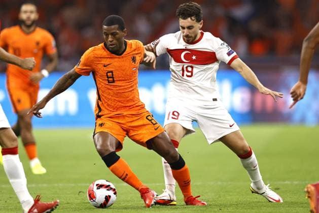 AMSTERDAM lr Georginio Wijnaldum of Holland, Orkun Kokcu of Turkye during the World Cup qualifier match between the Netherlands and Turkey at the Johan Cruijff ArenA on September 07, 2021 in Amsterdam, Netherlands ANP MAURICE VAN STEEN FIFA World Cup Qualifier 2021 2022 xVIxANPxSportx xxANPxIVx 437048386