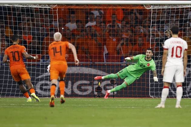 AMSTERDAM lr Memphis Depay of Holland scores the 3 0, Turkye goalkeeper Ugurcan Cakir during the World Cup qualifier match between the Netherlands and Turkey at the Johan Cruijff ArenA on September 07, 2021 in Amsterdam, Netherlands ANP MAURICE VAN STEEN FIFA World Cup Qualifier 2021 2022 xVIxANPxSportx xxANPxIVx 437050897