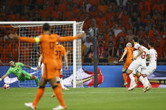 AMSTERDAM lr Turkye goalkeeper Ugurcan Cakir, Davy Klaassen of Holland scores the 1 0 during the World Cup qualifying match between the Netherlands and Turkey at the Johan Cruijff ArenA on September 07, 2021 in Amsterdam, Netherlands ANP MAURICE VAN STEEN FIFA World Cup Qualifier 2021 2022 xVIxANPxSportx xxANPxIVx 437055012