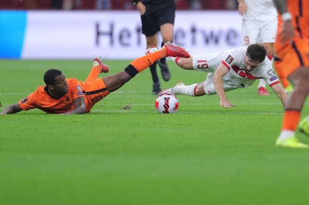 (210908) -- AMSTERDAM, Sept. 8, 2021 -- Georginio Wijnaldum (L) of the Netherlands competes against Orkun Kokcu of Turkey during the FIFA World Cup, WM, Weltmeisterschaft, Fussball 2022 European qualifying round group G match between the Netherlands and Turkey in Amsterdam, the Netherlands, Sept. 7, 2021. ) (SP)NETHERLANDS-AMSTERDAM-FOOTBALL-FIFA WORLD CUP QUALIFIER-NETHERLANDS VS TURKEY ZhengxHuansong 
