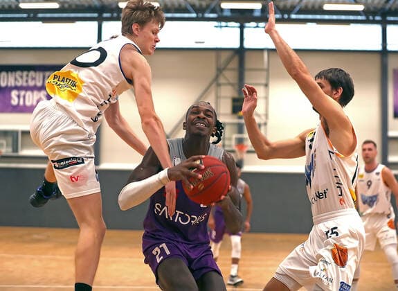 GSD zje123 BBL Easy Ctredit Basketball Season 2021 22 Test Match BG Göttingen Okapi Aalst Göttingens James Dickey on the ball against Siebe Lledegen and Dorian Marchant right.