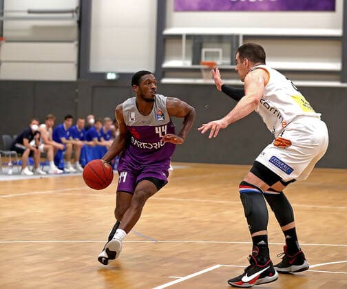 GSD zje123 BBL Easy Ctredit Basketball Season 2021 22 Test Match BG Göttingen Okapi Aalst Göttingens Kamar Baldwin on the ball against Aalst Iven Maras.