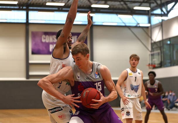 GSD zje123 BBL Easy Ctredit Basketball Season 2021 22 Test Match BG Göttingen Okapi Aalst Göttingens Philipp Hartwich on the ball against Deontae Hawkins.