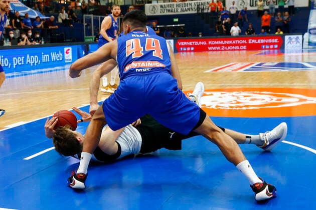 BBL easyCredit Basketball BundesligaPreparatory match at Stadthalle Weißenfels for the 2021 2022 season Syntainics MBC vs Medi Bayreuth Nikolas Rebic Syntainics MBC 44 right Andreas Seiferth Medi Bayreuth 11 left