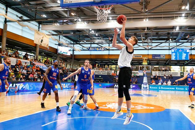 BBL easyCredit Basketball BundesligaPreparatory match at Stadthalle Weißenfels for the 2021 2022 season Syntainics MBC vs Medi Bayreuth Johannes Richter Syntainics MBC 8 left Andreas Seiferth Medi Bayreuth 11 right