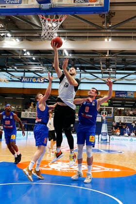 BBL easyCredit Basketball BundesligaPreparation game at Stadthalle Weißenfels for the 2021 2022 season Syntainics MBC vs Medi Bayreuth Johannes Richter Syntainics MBC 8 right Martynas Sajus Medi Bayreuth 19 centre