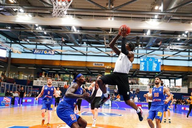BBL easyCredit Basketball BundesligaPreparatory match at Stadthalle Weißenfels for the 2021 2022 season Syntainics MBC vs Medi Bayreuth Chris Coffey Syntainics MBC 22 left Sacar Anim Medi Bayreuth 2 right