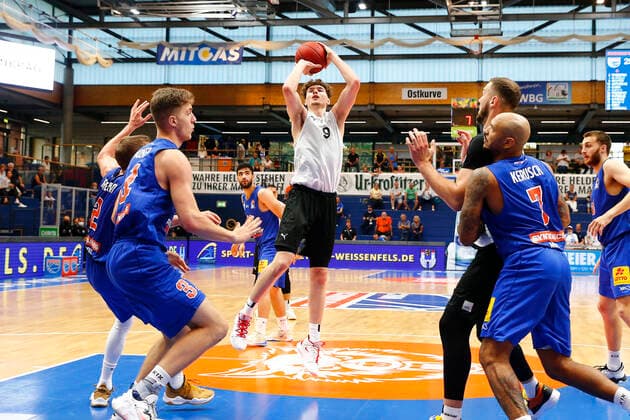 BBL easyCredit Basketball BundesligaPreparatory game at Stadthalle Weißenfels for the 2021 2022 season Syntainics MBC vs Medi Bayreuth Kay Bruhnke Medi Bayreuth 9 middle