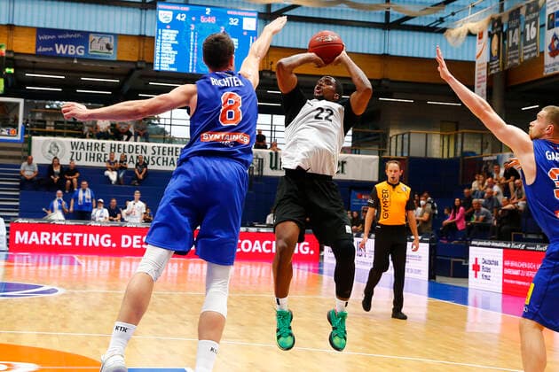 BBL easyCredit Basketball BundesligaPreparatory match at Stadthalle Weißenfels for the 2021 2022 season Syntainics MBC vs Medi Bayreuth Johannes Richter Syntainics MBC 8 left Cameron Wells Medi Bayreuth 22 right