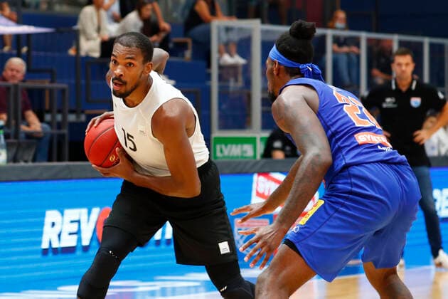 BBL easyCredit Basketball BundesligaPreparatory game at Stadthalle Weißenfels for the 2021 2022 season Syntainics MBC vs Medi Bayreuth Chris Coffey Syntainics MBC 22 right Terry Allen Medi Bayreuth 15 left