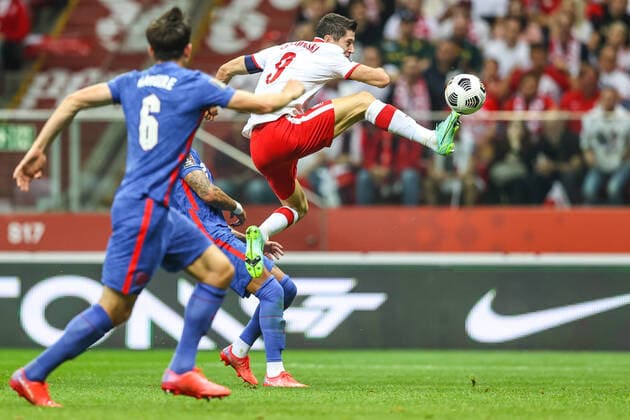 Bilder des Jahres 2021, Sport 09 September Sport Themen der Woche KW36 Sport Bilder des Tages 08.09.2021 WARSZAWA, STADION PGE NARODOWY?PILKA NOZNA (FOOTBALL) ?ELIMINACJA MISTRZOSTW SWIATA FIFA QATAR 2022 ( WORLD CUP QUALIFIATION QATAR 2022 )?MECZ POLSKA - ANGLIA ( GAME POLAND - ENGLAND )?NZ HARRY MAGIURE, ROBERT LEWANDOWSKI FOTO LUKASZ GROCHALA CYFRASPORT NEWSPIX.PL --- Newspix.pl  20210908CSLG0080