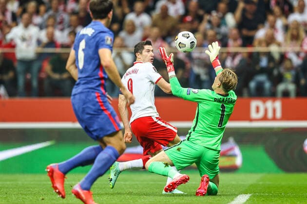 08.09.2021 WARSZAWA, STADION PGE NARODOWY?PILKA NOZNA (FOOTBALL) ?ELIMINACJA MISTRZOSTW SWIATA FIFA QATAR 2022 ( WORLD CUP QUALIFIATION QATAR 2022 )?MECZ POLSKA - ANGLIA ( GAME POLAND - ENGLAND )?NZ HARRY MAGIURE, ROBERT LEWANDOWSKI, JORDAN PICKFORD FOTO LUKASZ GROCHALA CYFRASPORT NEWSPIX.PL --- Newspix.pl  20210908CSLG0082