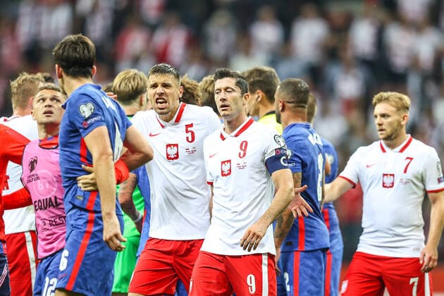 08.09.2021 WARSZAWA, STADION PGE NARODOWY?PILKA NOZNA (FOOTBALL) ?ELIMINACJA MISTRZOSTW SWIATA FIFA QATAR 2022 ( WORLD CUP QUALIFIATION QATAR 2022 )?MECZ POLSKA - ANGLIA ( GAME POLAND - ENGLAND )?NZ JAN BEDNAREK, ROBERT LEWANDOWSKI, ZAMIESZANIE, BOJKA , AWANTURA NA BOISKU FOTO LUKASZ GROCHALA CYFRASPORT NEWSPIX.PL --- Newspix.pl  20210909CSLG0089