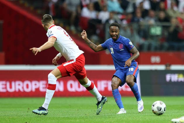 WARSZAWA 08.09.2021 MECZ ELIMINACJE DO MISTRZOSTW SWIATA 2022 GRUPA I: POLSKA - ANGLIA --- FIFA World Cup, WM, Weltmeisterschaft, Fussball 2022 QUALIFYING ROUND GROUP I MATCH IN WARSAW: POLAND - ENGLAND JAN BEDNAREK RAHEEM STERLING FOT. PIOTR KUCZA FOTOPYK NEWSPIX.PL --- Newspix.pl  210908PYK0056