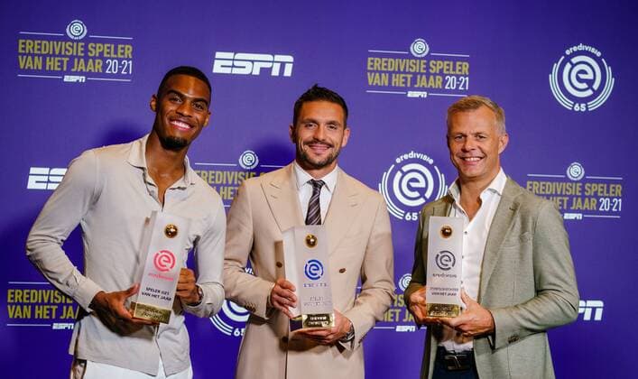 Bilder des Jahres 2021, Sport 09 September Sport Themen der Woche KW36 Sport Bilder des Tages AMSTERDAM - VLNR: Ryan Gravenberg with his prize for best player U21, U 21 of the Year in the Eredivisie, Dusan Tadic with his prize for Eredivisie Player of the Year and Bjorn Kuipers with his prize for Referee of the Year after the live show of the ceremony of Eredivisie Player of the Year 2020-2021. ANP MARCO DE SWART xVIxANPxSportx xxANPxIVx *** AMSTERDAM VLNR Ryan Gravenberg with his prize for best player U21 of the Year in the Eredivisie, Dusan Tadic with his prize for Eredivisie Player of the Year and Bjorn Kuipers with his prize for Referee of the Year after the live show of the ceremony of Eredivisie Player of the Year 2020 2021 ANP MARCO DE SWART xVIxANPxSportx xxANPxIVx 437115066