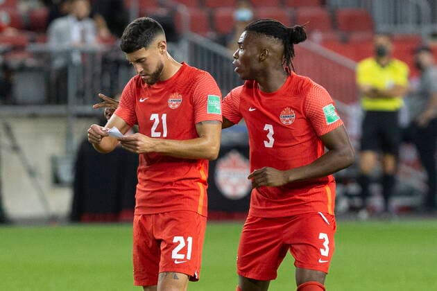Fußball, WM Quali, Kanada - El Salvador September 8, 2021, Toronto, on, Canada: Canada s Jonathan Osorio (left) reads a note from the coaching staff brought on by substitute Samuel Adekugbe during second half World Cup qualifying action against El Salvador in Toronto, on Wednesday, September 8, 2021. Jonathan Osorio; Samuel Adekugbe  - ZUMAc35_ 20210908_zaf_c35_110 Copyright: xChrisxYoungx