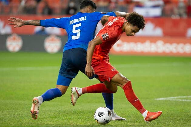 Fußball, WM Quali, Kanada - El Salvador September 8, 2021, Toronto, on, Canada: Canada s Tajon Buchanan (right) shrugs off a challenge from El Salvador s Ronald Rodriguez during first half World Cup qualifying action in Toronto, on Wednesday, September 8, 2021. Ronald Rodriguez; Tajon Buchanan  - ZUMAc35_ 20210908_zaf_c35_111 Copyright: xChrisxYoungx